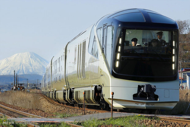 برخورد قطار با خودرو در گذرگاه راه آهن در کیوتوی ژاپن
