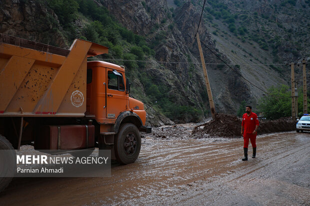 جاری شدن سیلاب در مسیر دهلران -اندیمشک