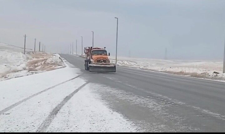 بارش برف در محورهای کوهستانی مازندران؛ جاده‌ها لغزنده است