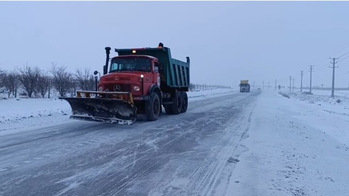 قدمی: بارش برف در محورهای کوهستانی؛ ۳۲ اکیپ راهداری در سمنان فعال است