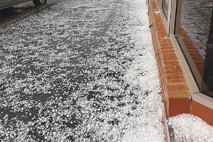 بارش تگرگ خیابان‌های کرمانشاه را سفیدپوش کرد