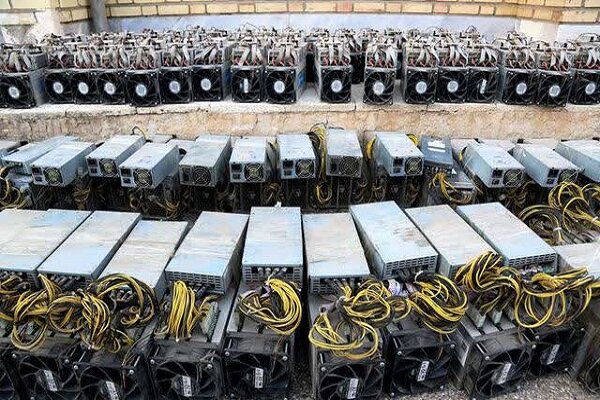 ۵۰ ماینر قاچاق در یک کارخانه متروکه در کاشان کشف شد
