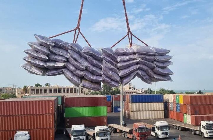 نوزدهمین شناور کالای اساسی در بندر شهید رجایی پهلودهی شد