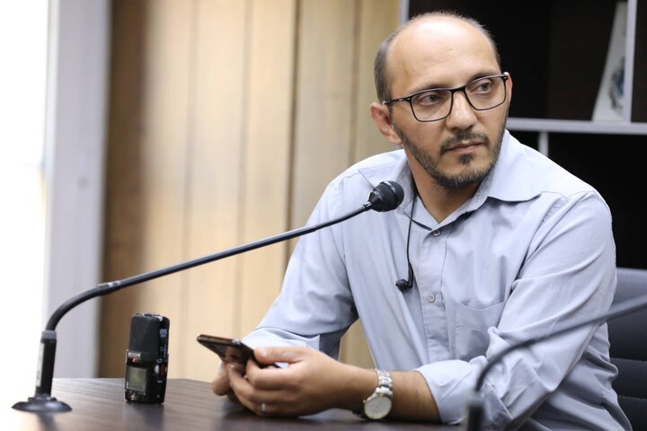 شعر جوان درجا می‌زند و شعرها شبیه هم شده است