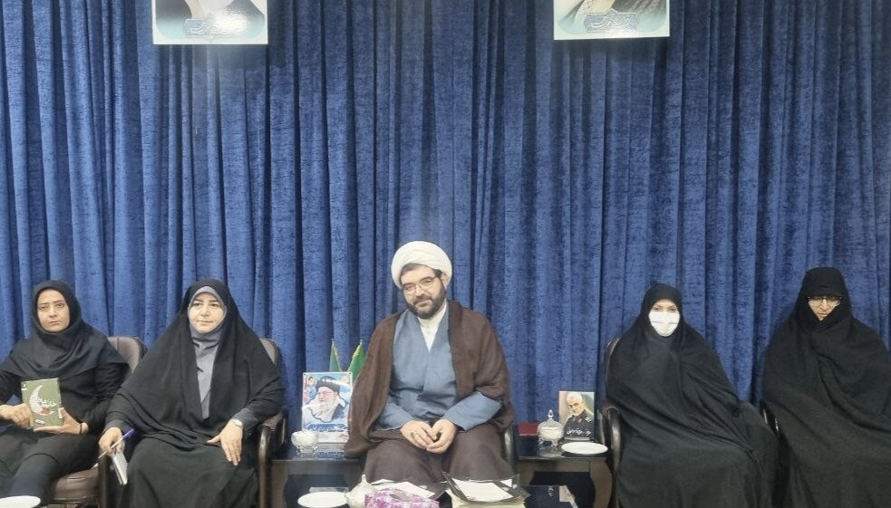 امامجمعه قروه: زن در نگاه اسلام رکن خانواده و مظهر جمال الهی است