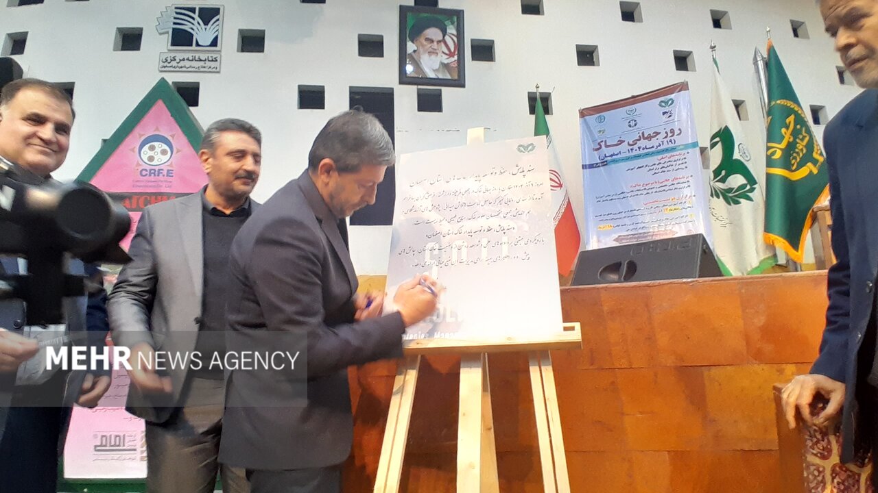 استاندار: اصفهان باید به شهری کامل دوستدار محیطزیست تبدیل شود