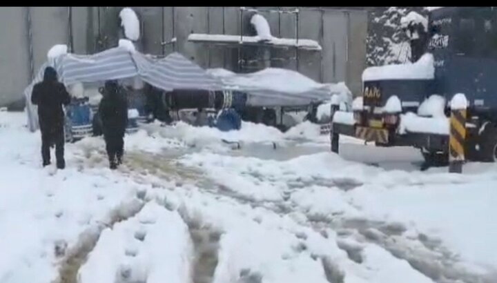 بارش برف در بانه و تداوم فعالیت جهادگران آبرسانی