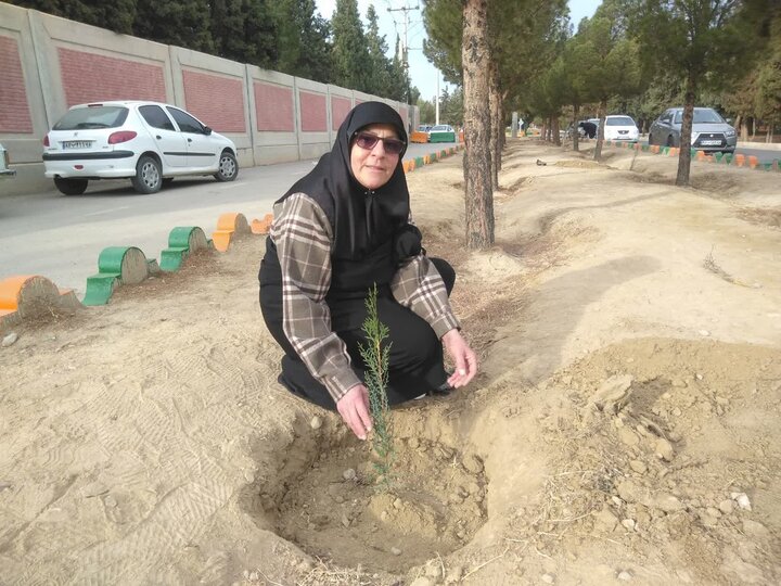 ترویج فرهنگ درختکاری با پویش «نهال‌کاری به مناسبت روز مادر» در سمنان