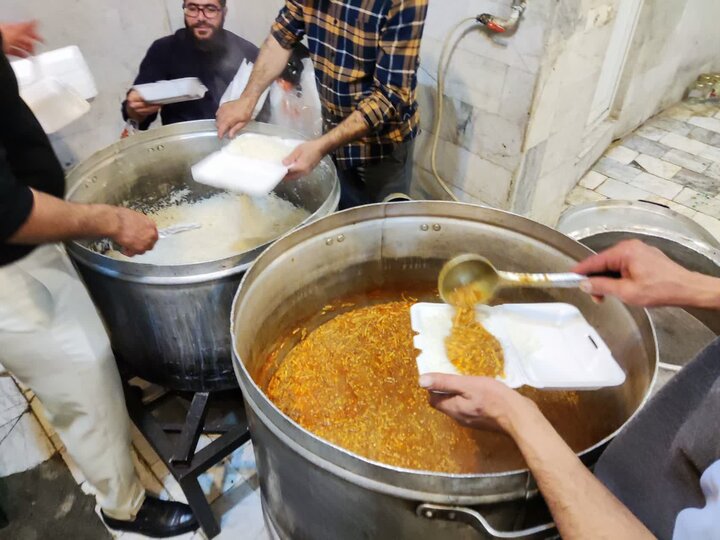 پخت و توزیع ۵۰۰ پرس غذای گرم در کامیاران