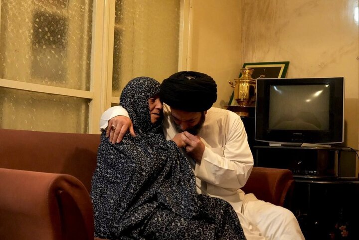 پاسداشت مقام مادر؛ دست‌بوسی مادر توسط آیت‌الله عاملی