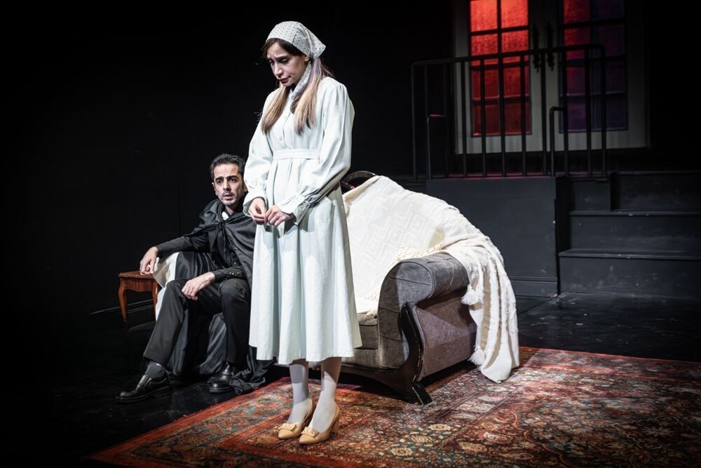 ماجرای جادوگری که در باغ دوک پرسه میزند؛ درآمیختن طنز با ژانر معمایی!