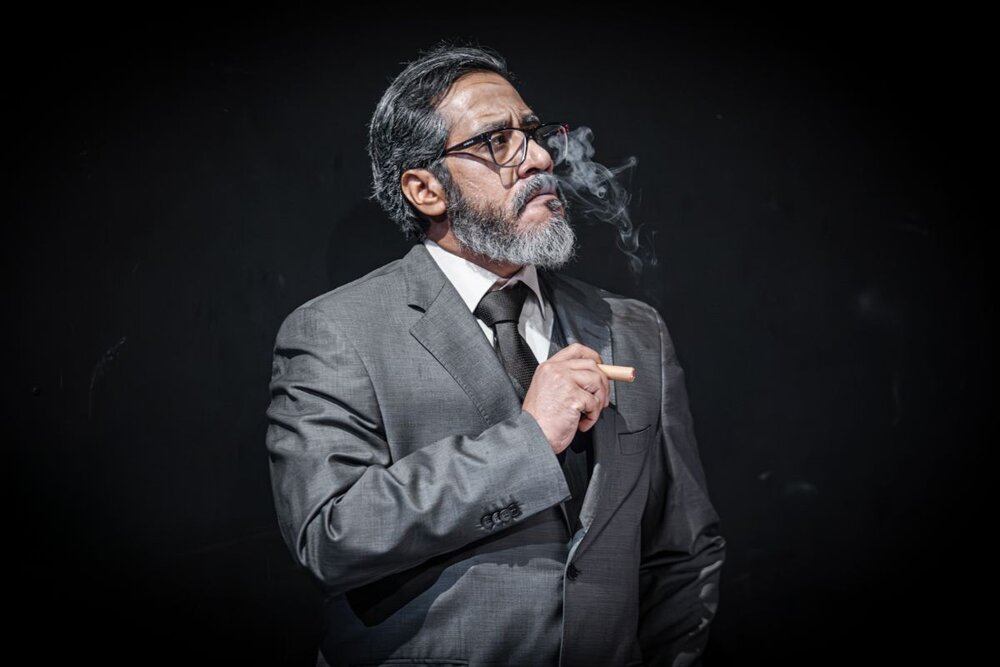 ماجرای جادوگری که در باغ دوک پرسه میزند؛ درآمیختن طنز با ژانر معمایی!