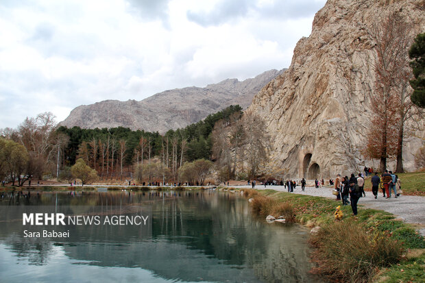 پاییز در طاق‌بستان؛ تلاقی رنگ‌های فصل با تاریخ سنگی کرمانشاه