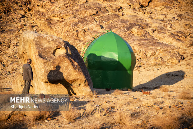 مکان عبادتی "عبد و سنگ"