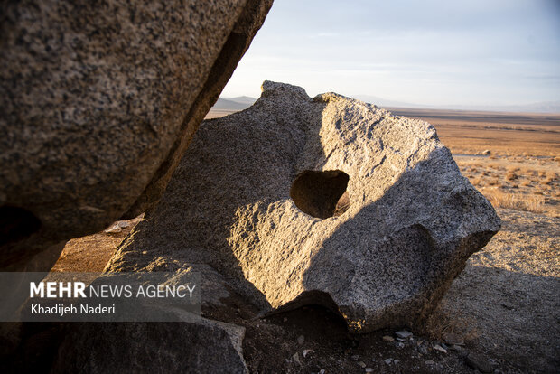 مکان زیارتی سنگ سوراخی  سنگی است بزرگ که در وسط آن سوراخی به اندازۀ عبور یک انسان ازآن وجود داردوبعضی ها اعتقاداتی نسبت به آن دارند.و هر کسی که میخواهد حاجت روا شود باید از این سوراخ عبور کند.