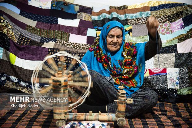 معصومه یاوری،هنرمند قالی باف و صنایع دستی روستا،که این بانوی هنرمند یکی از مسن ترین اهالی روستای حسن رباط است.