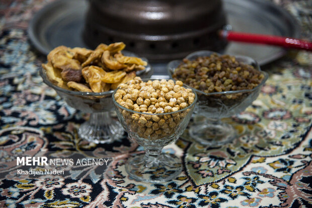 کشمش،پر زرد آلو،نخودچی تنقلات شب های مردم روستا