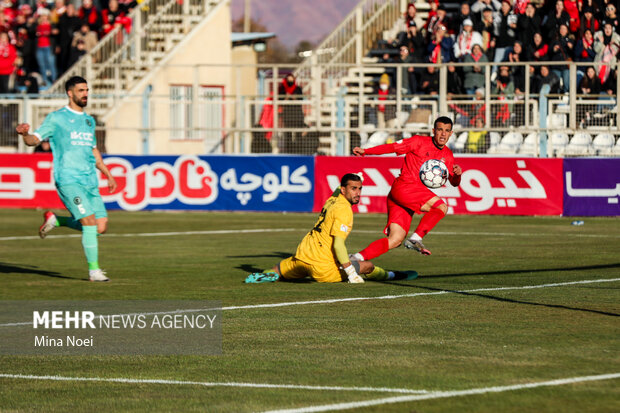 لیگ برتر فوتبال - تراکتور و پیکان