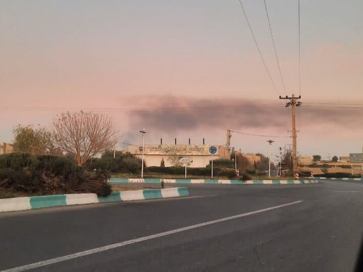 پاک سرشت: حریق انبار پالت چوب در یزد مهار شد