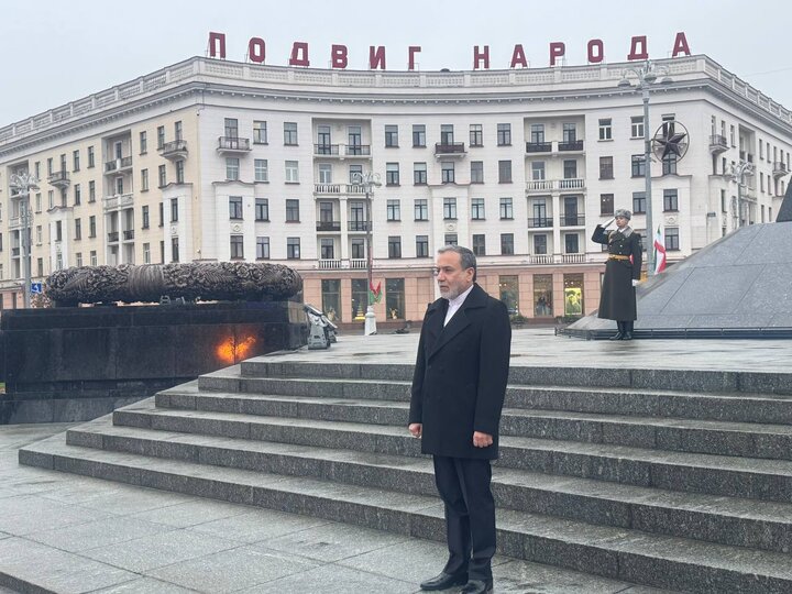 اهدای تاج گل در میدان پیروزی بلاروس به یاد کشته شدگان جنگ جهانی دوم