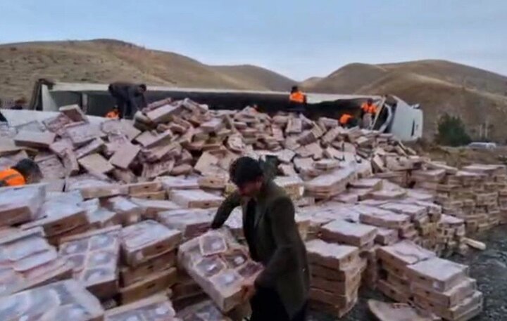 واژگونی کشنده یخچال‌دار در محور سنندج - کامیاران