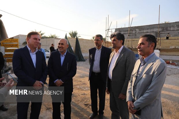 استاندار بوشهر از مدرسه شهید یگانه بنه‌گز بازدید کرد