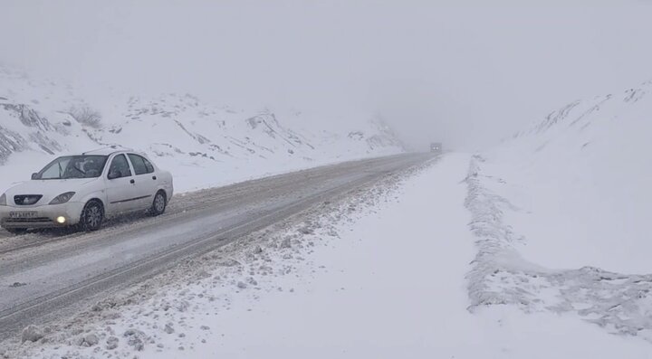 بارش برف در محور نورآباد-نهاوند