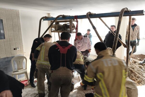 نجات ۲ کارگر گرفتار در چاه ۲۵ متری در بلوار آفریقا