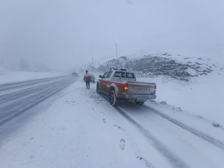 امدادرسانی هلال‌احمر کردستان به ۱۰۰حادثه دیده برف و یخبندان در جاده‌ها
