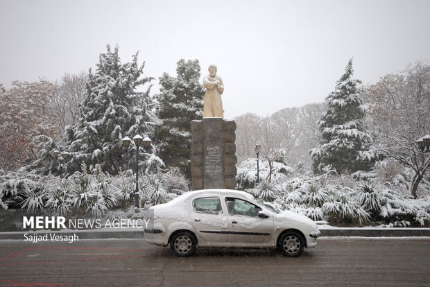 کاهش دید در گردنه گدوک فیروزکوه بر اثر برف و کولاک