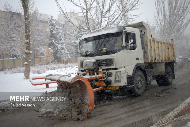 بارش برف در محورهای کوهستانی همدان؛ تمام راه‌های استان باز است