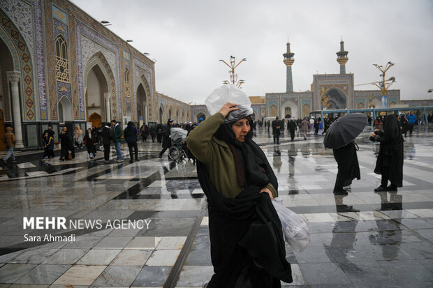 بارش باران در حرم مطهر امام رضا(ع)