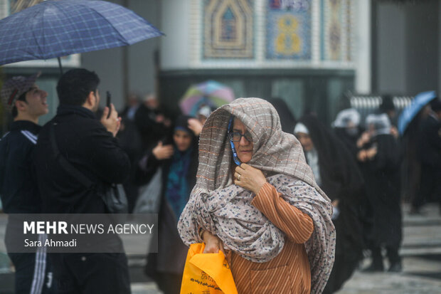 بارش باران در حرم مطهر امام رضا(ع)