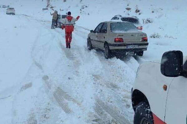 ۲۲ خودرو گرفتار در برف و کولاک در کاشان نجات یافتند؛محور کامو مسدود شد