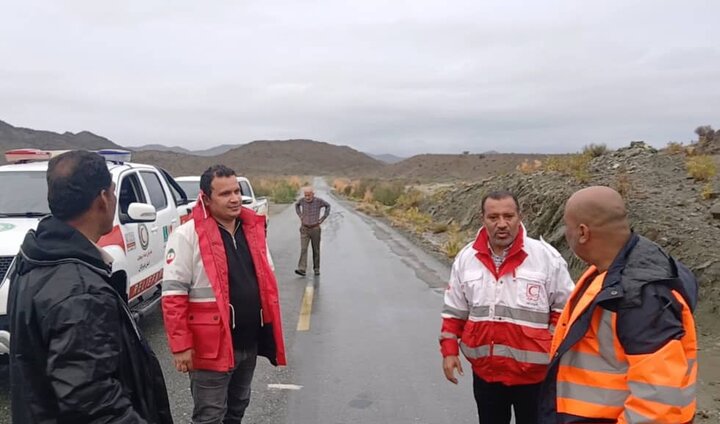 امداد رسانی به خودروی گرفتار در رودخانه روستای کسیسه‌ای بشاگرد