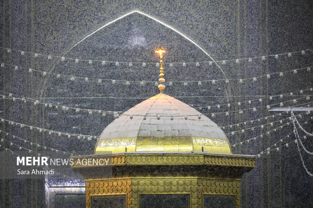 برف‌روبی پشت‌بام حرم امام رضا(ع)