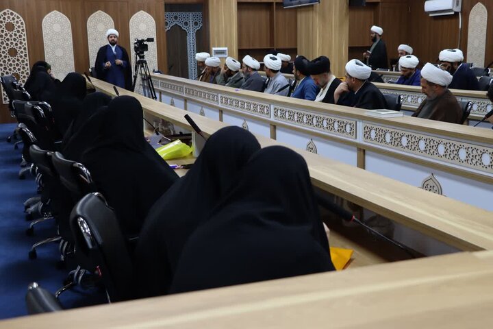 نشست هم‌اندیشی «اساتید معارف اسلام ناب» لرستان در قم برگزار شد