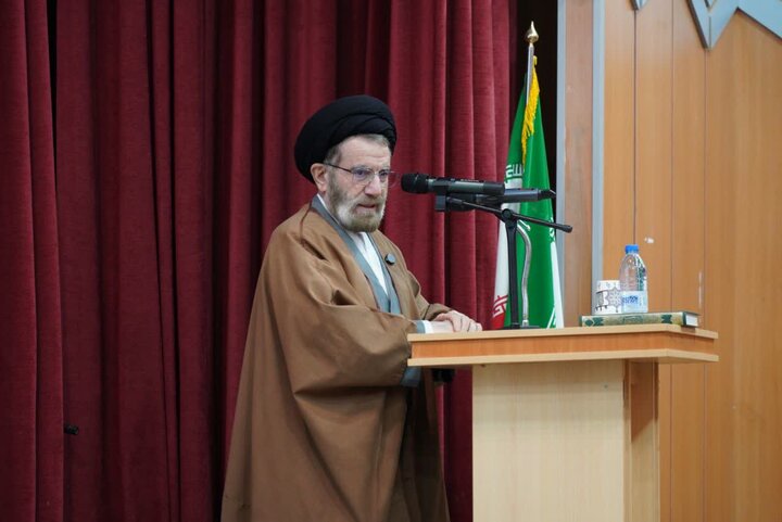 امام جمعه خرم‌آباد: حوزه و دانشگاه دو شعبه از یک مؤسسه علمی هستند