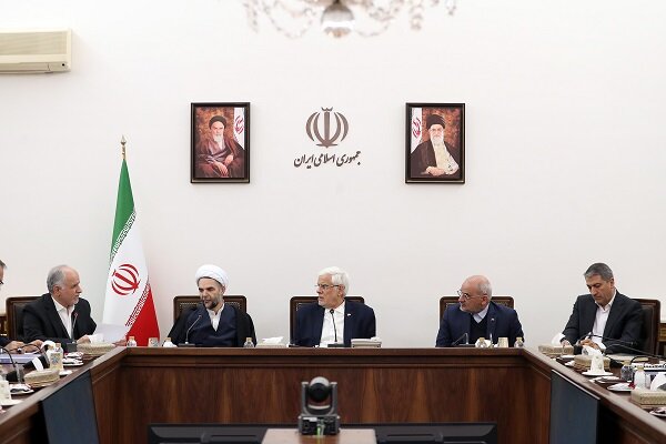 عارف: دولت با همکاری سایر قوا به دنبال پیروزی در جنگ اقتصادی است